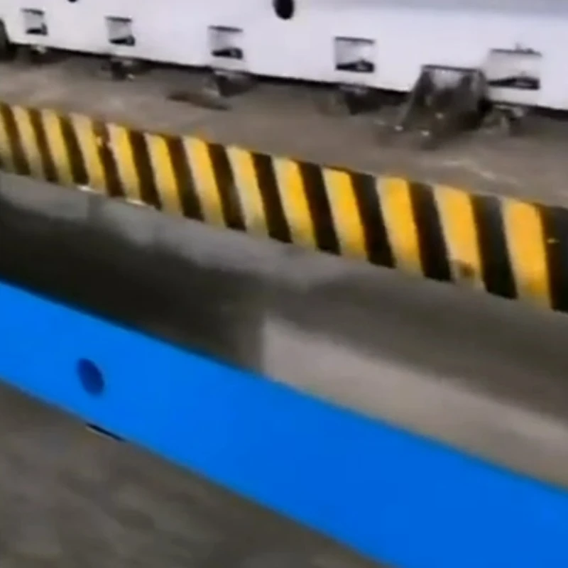 Platform pengelasan besi cor sepanjang 12 meter sedang dikirim