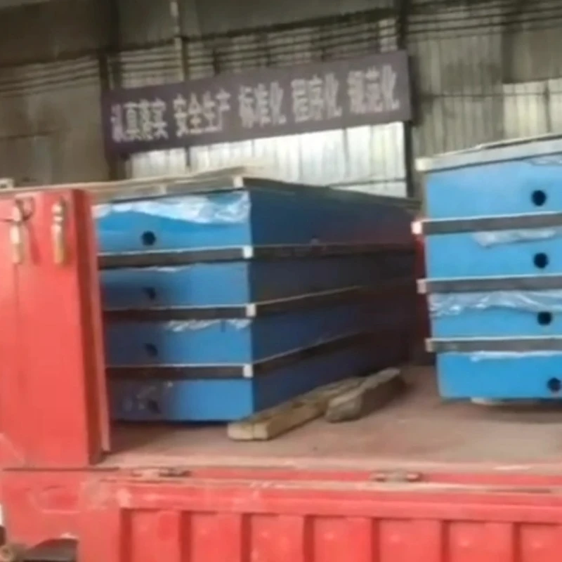 Tiga puluh potong platform inspeksi besi cor sedang dimuat ke kendaraan untuk pengiriman